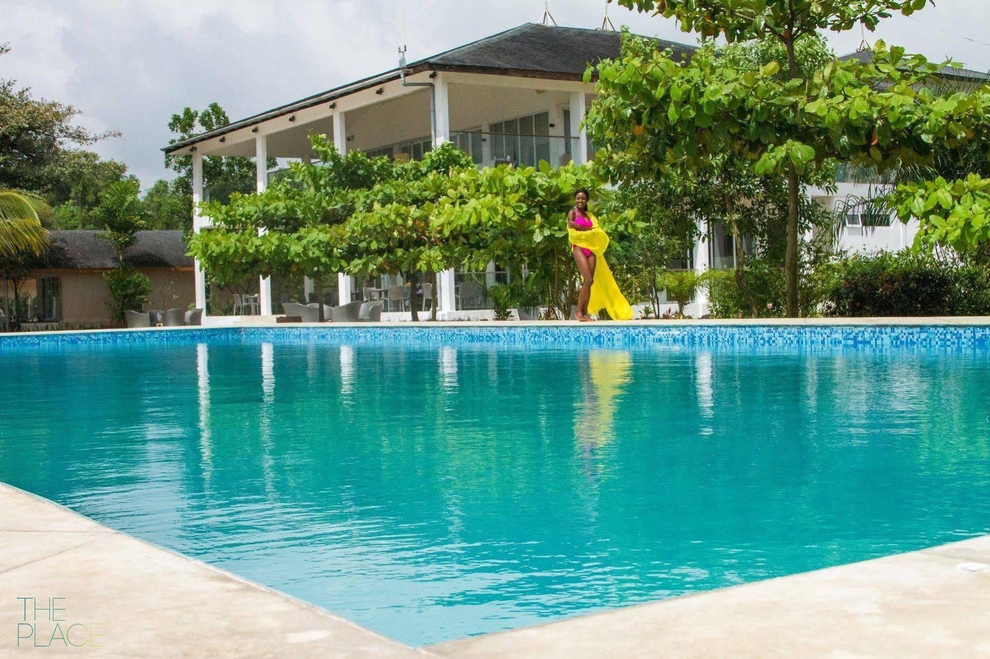 The Place Resort At Tokeh Beach Freetown Extérieur photo