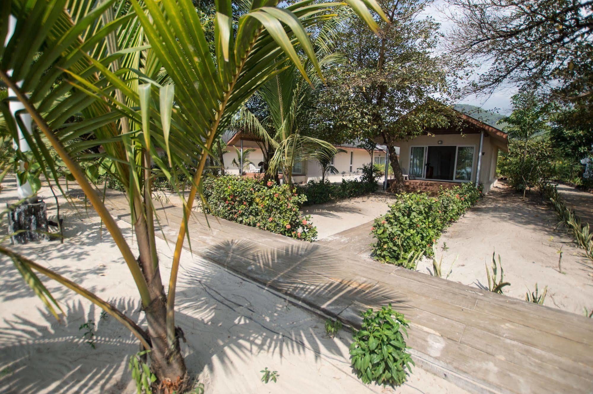 The Place Resort At Tokeh Beach Freetown Extérieur photo